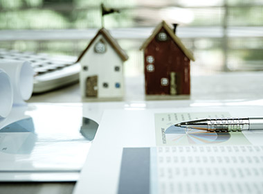 documents-report-with-real-estate-agent-investment-report-concept-pen-on-documentation-loan-graph-with-toy-home-and-calculator-mortgage-in-property-financial-project-on-desk-office-selective-focus